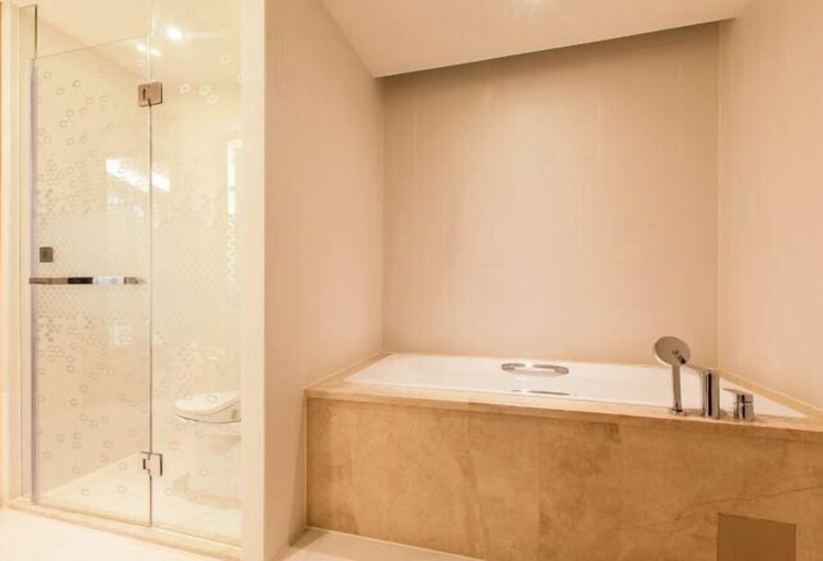 Bathroom 3, Hampton by Hilton Wuhan Tianhe Airport East, Wuhan