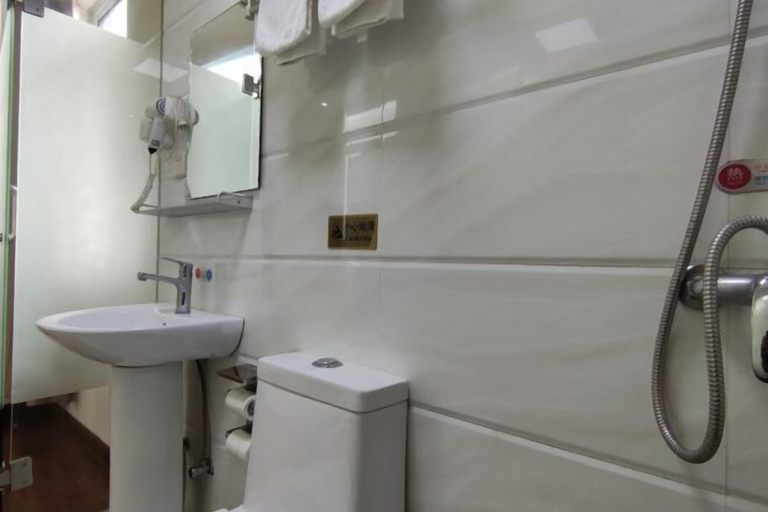 Bathroom 3, Liangjian Hotel Shanghai, Shanghai