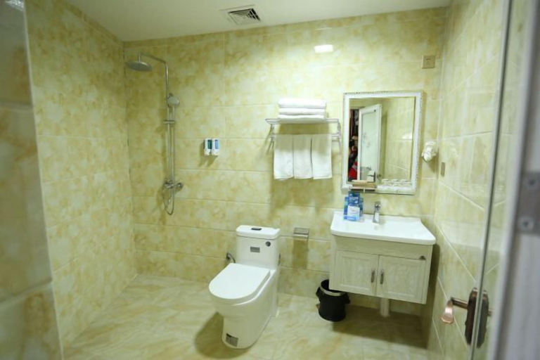 Bathroom 4, 88 Business Hotel, Zhuhai