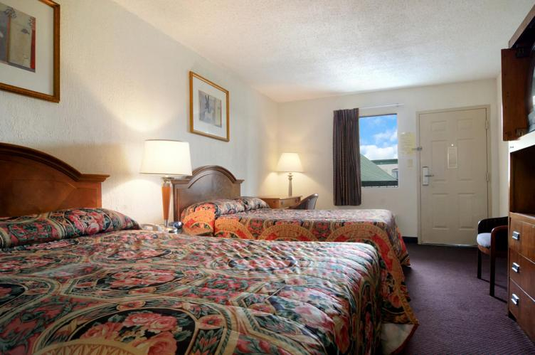 Bedroom 1, Guest Inn, Cobb