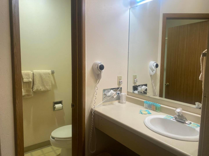 Bathroom 3, Aspen Inn, Cook