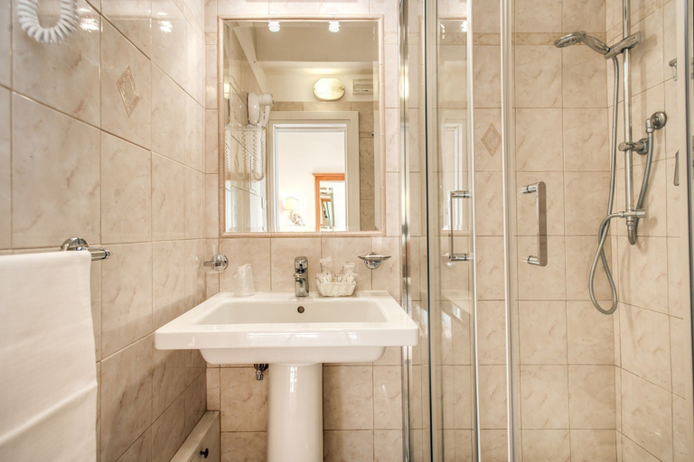 Bathroom 4, Hotel Labelle, Rome
