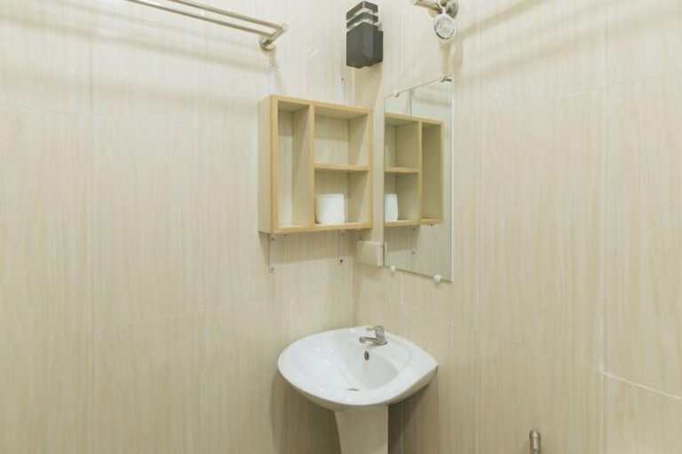 Bathroom 5, RedDoorz @ Casa Barcelona Condotel, Iloilo City