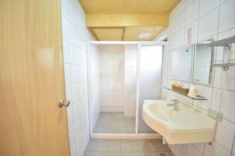 Bathroom 3, Beverly Hills, Nantou