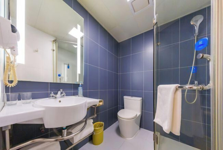 Bathroom 3, HanTing Hotel (Shanghai Xizang North Road Subway Station), Shanghai
