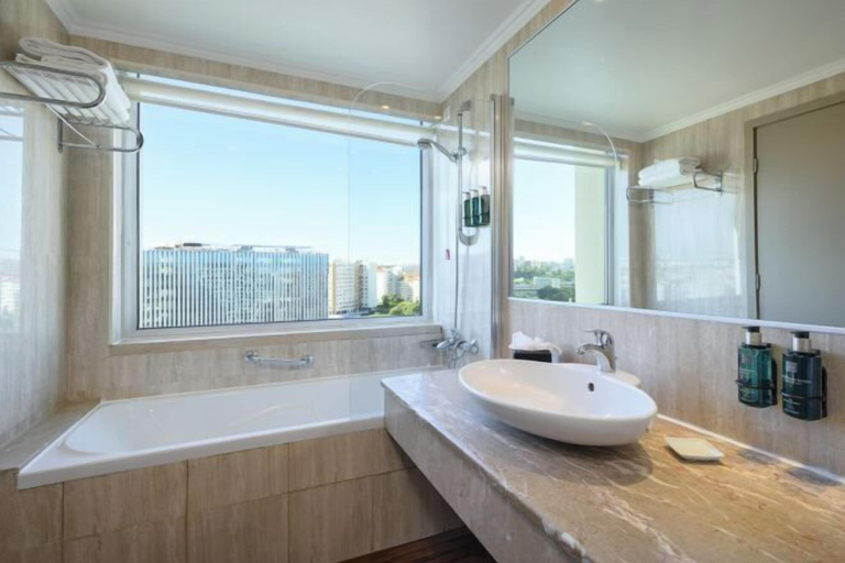 Bathroom 3, Melia Lisboa Oriente Hotel, Lisbon