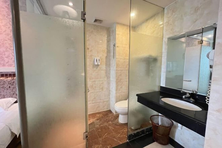 Bathroom, Huaxi International Hotel, Baise