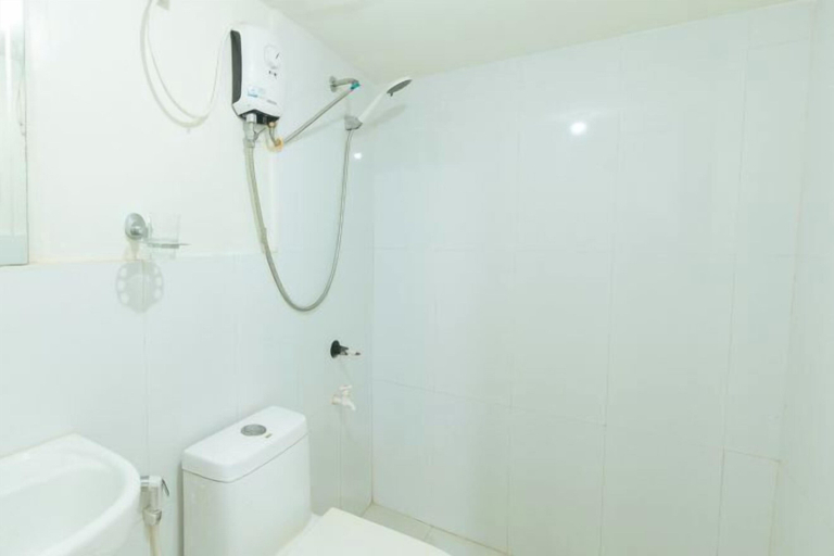 Bathroom 3, Skyleigh Apartelle by RedDoorz, Iloilo City