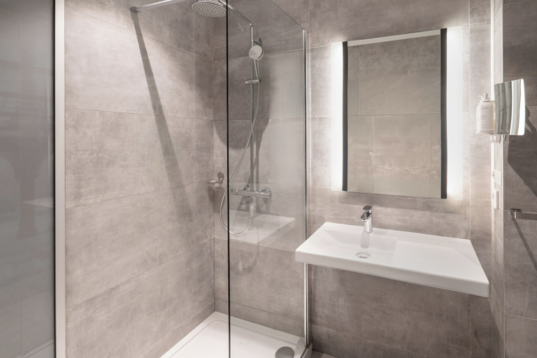Bathroom 5, Best Western Plus Central Park Hotel & Spa, Charente-Maritime