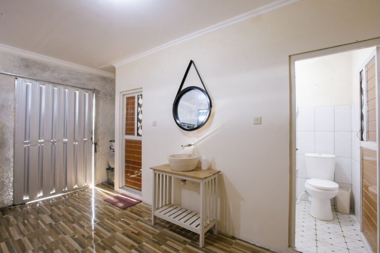 Bathroom 4, Villa New D'bamboo by Plesirhatiyogya, Bantul