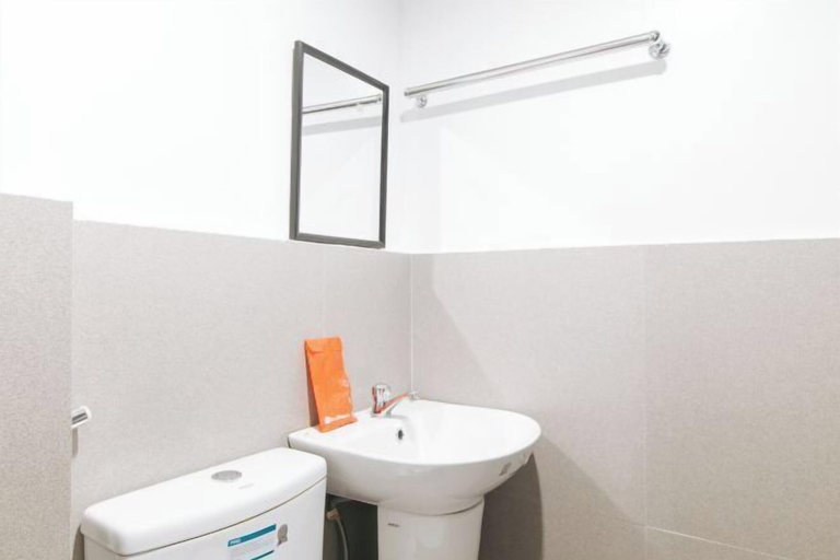 Bathroom 5, RedDoorz @ Pvc Pension Haus, Tagum City