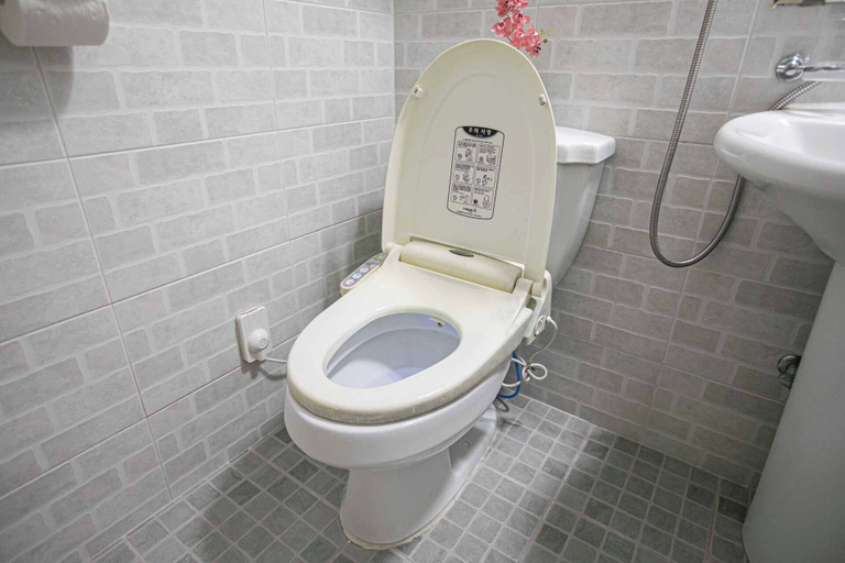 Bathroom 4, Jirisan 1 Night 2 Days Pension, Gurye