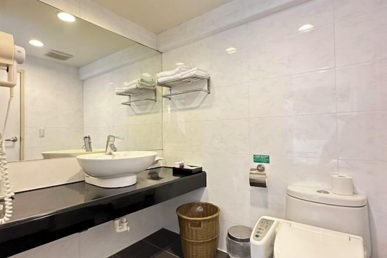 Bathroom 4, Chien Tan Overseas Youth Activity Center, Taipei City