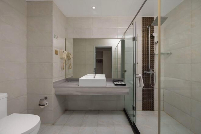 Bathroom 3, Qisheng Hotel, Dongguan