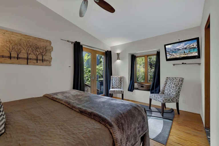 Bedroom 2, 406 Combo, Gillespie