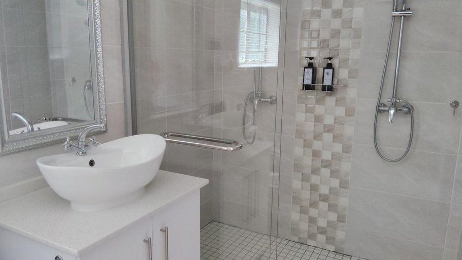 Bathroom 2, Relmies Place, Waterberg