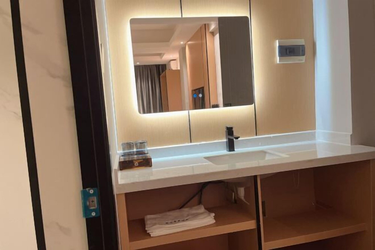 Bathroom 3, Dongfang Guanda Business Hotel, Hainan
