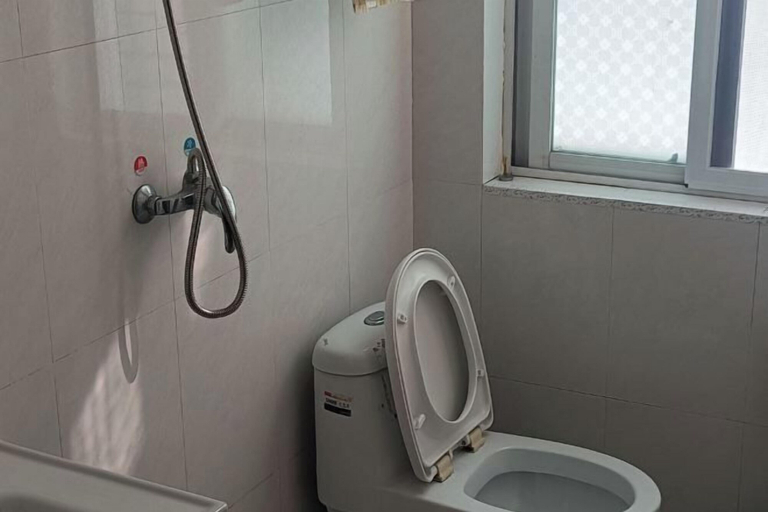 Bathroom 5, Mount Huangshan Jiayuan Inn, Huangshan