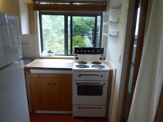 Others 4, Dragon's Den - self contained unit, Tasman