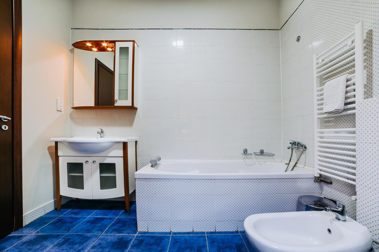 Bathroom 2, Lac Sub Soare, Iordacheanu