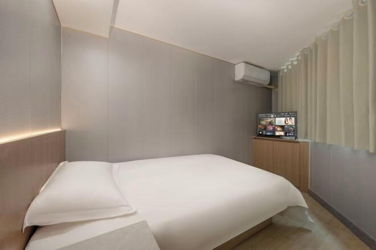 Bedroom 3, Huayi Hotel, Shanghai