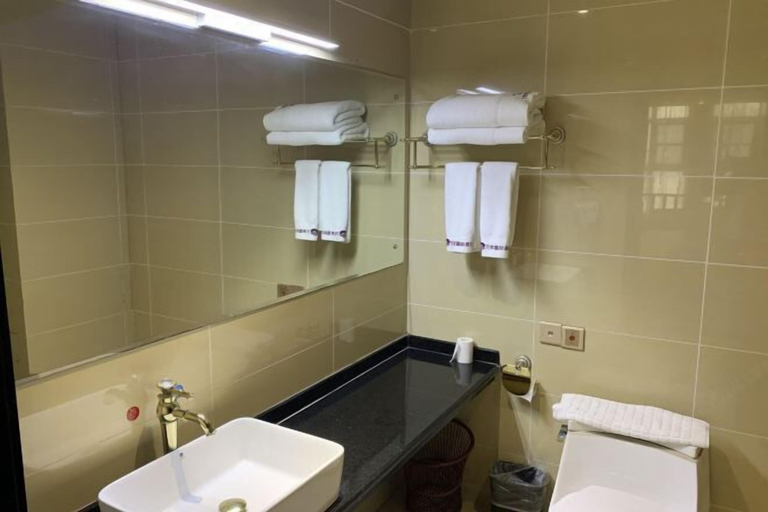 Bathroom 4, Tongcheng Wanquan International Hotel, Xianning