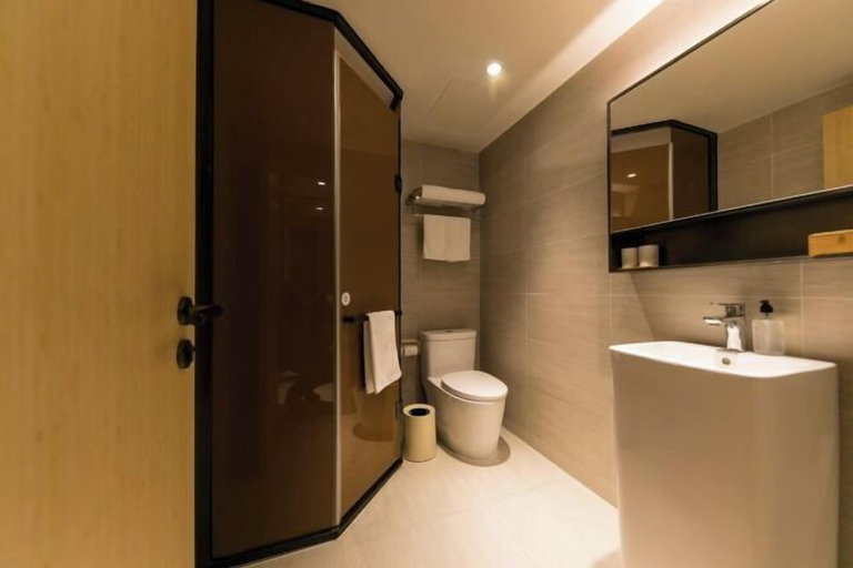 Bathroom 5, JI Hotel (Ningbo Beilun Yintaicheng), Ningbo