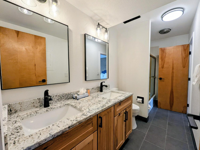Bathroom 3, Edgewater 1448, Summit