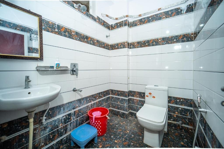 Bathroom 3, Omji Kailash Math - 15min to Kashi Vishwanath Temple, Varanasi