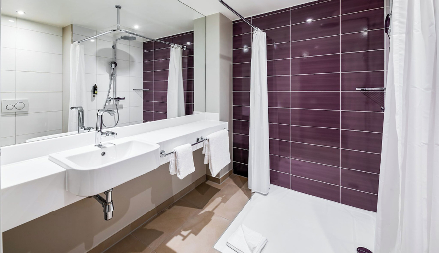 Bathroom 4, Premier Inn Darmstadt City Centre, Darmstadt