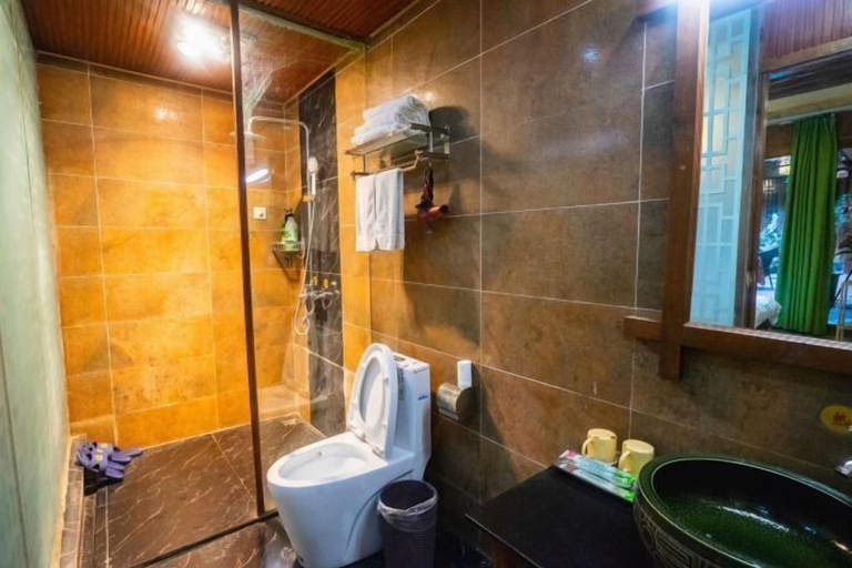 Bathroom 4, Lijiang Clouds flying high Inn, Lijiang