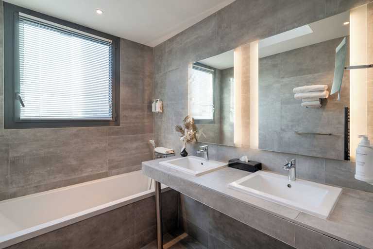 Bathroom 5, Best Western Plus Central Park Hotel & Spa, Charente-Maritime