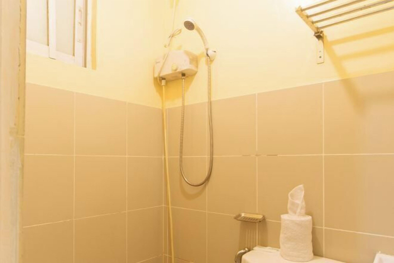 Bathroom 5, J&T Jamich Suites by RedDoorz, Pasay City