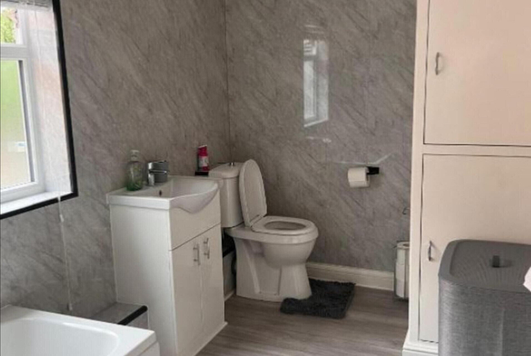 Bathroom 5, 2 Bed House - Sleeps 5 - Garden - Parking - Wifi, Leicester