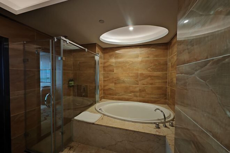 Bathroom 3, Jinhengsheng Holiday Hotel, Zhangzhou