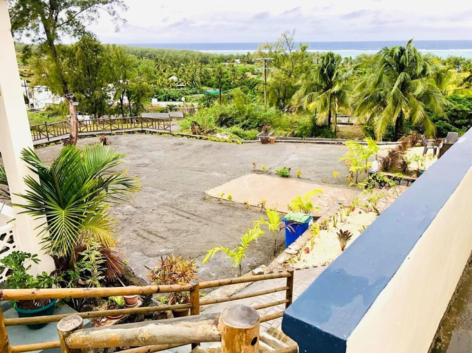 Property grounds, Casa Lakot