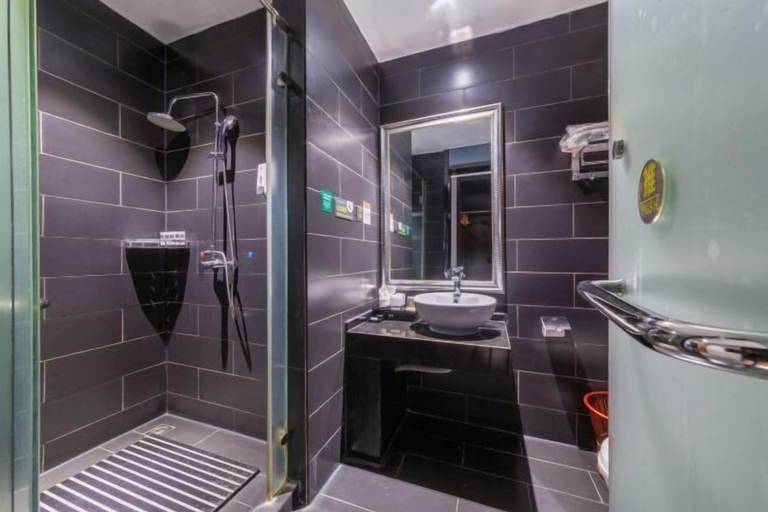 Bathroom 4, Huanyu Hotel (Lingshan Bus Terminal), Qinzhou