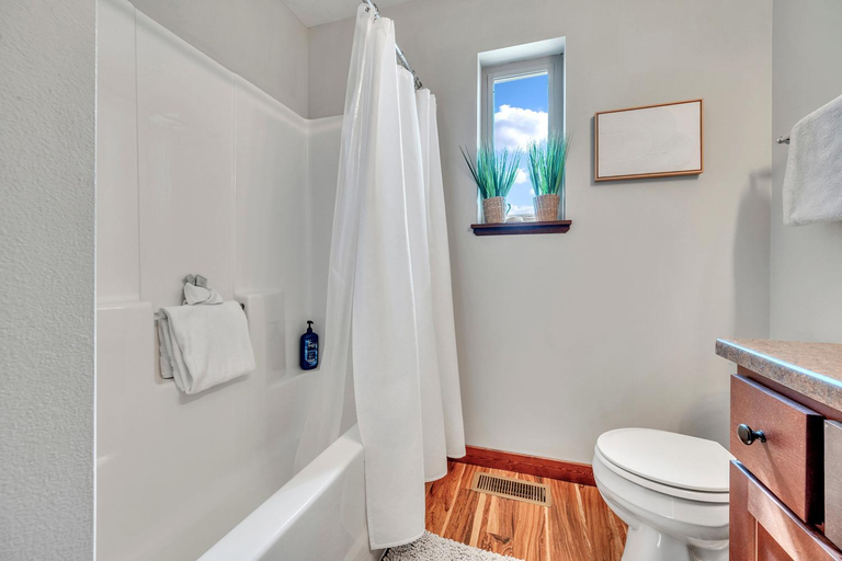 Bathroom 3, Bridges Bay Vacation Cabin 33, Dickinson