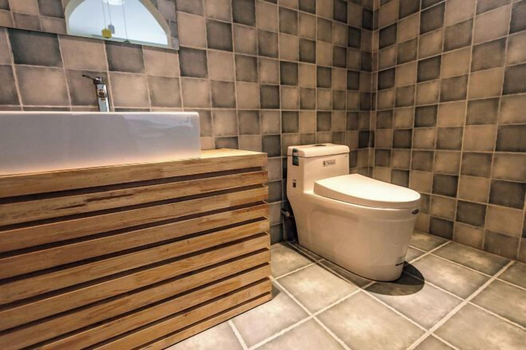 Bathroom 4, Hmyway, Dali Bai