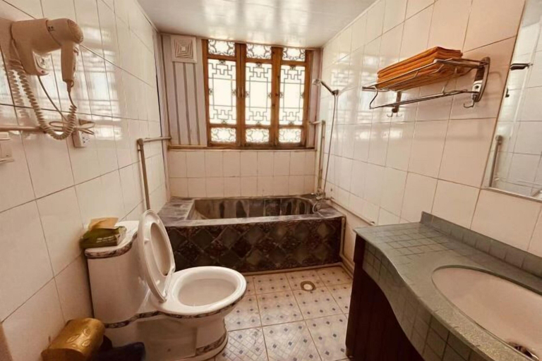 Bathroom 3, Sean’s Guesthouse, Dêqên Tibetan