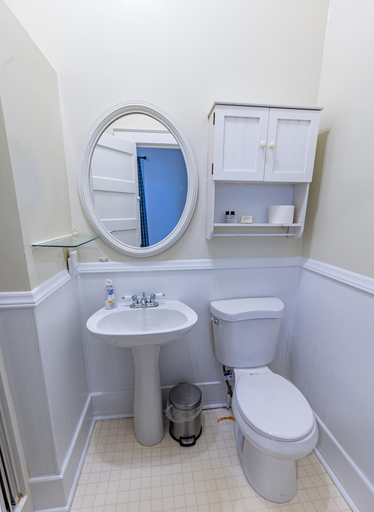 Bathroom 5, The Grey Swan Inn, Nottoway
