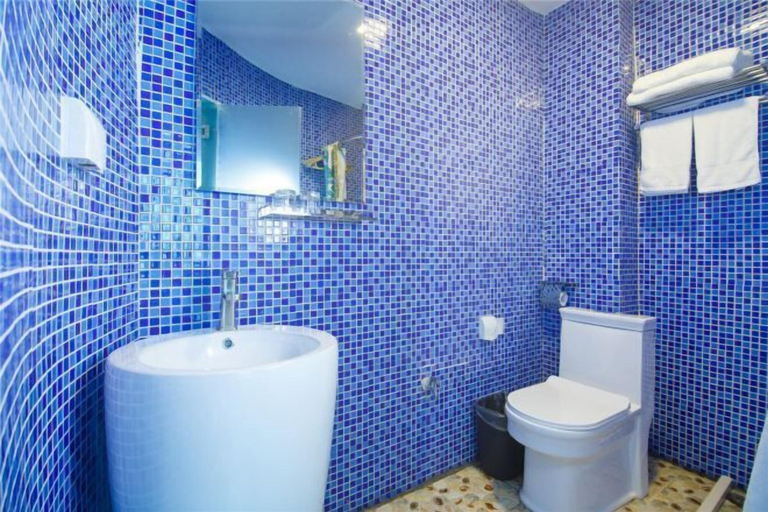 Bathroom 3, Xinyulong Inn, Wuzhou