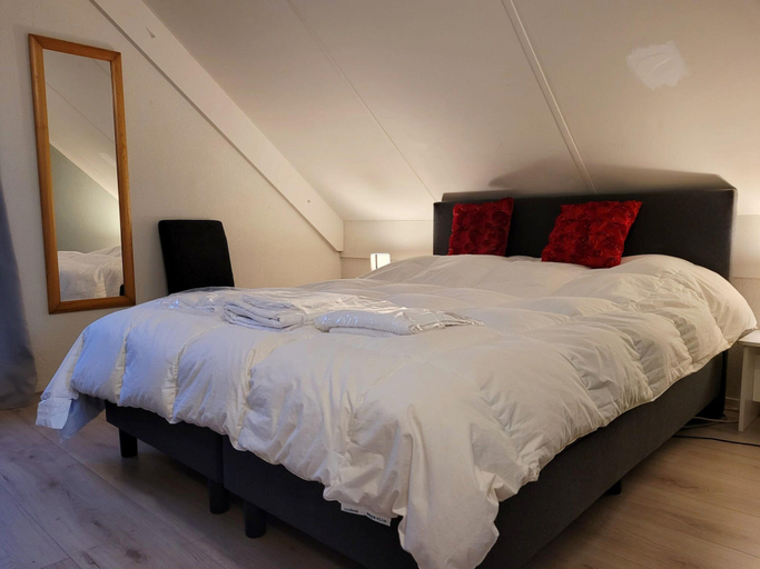 Room 4, Peaceful Bungalow Near Forest Edge, Beuningen