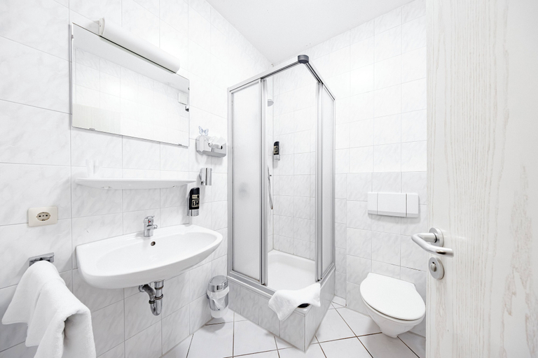 Bathroom 2, Hillerts Hotel, Gütersloh