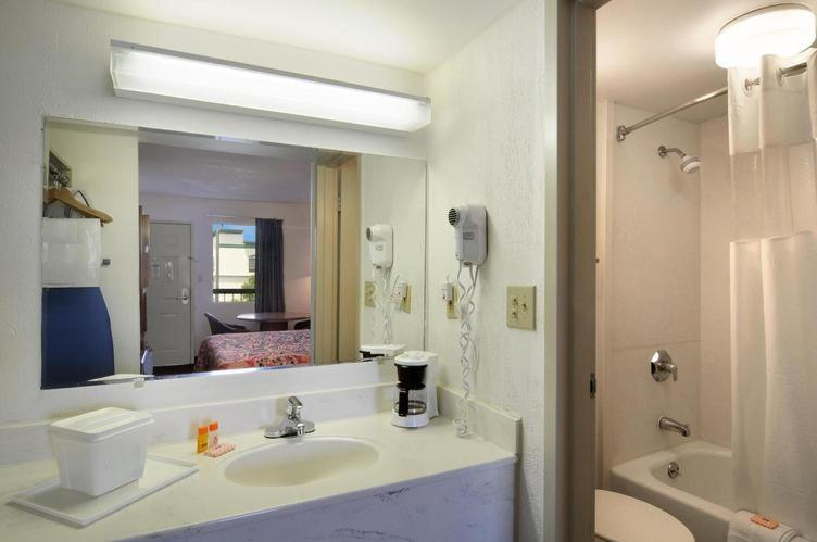 Bathroom, Guest Inn, Cobb