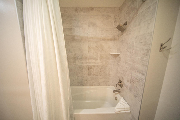 Bathroom 4, Buffalo Lodge 8412, Summit