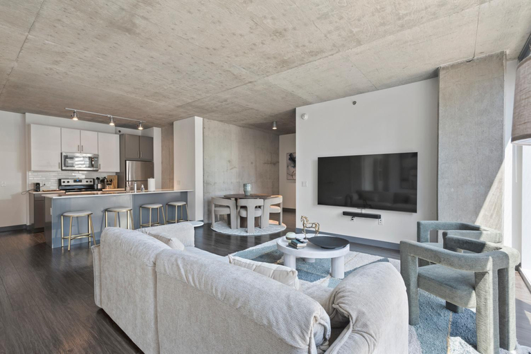 Others 5, Linea Luxury Living with Indoor Pool and Rooftop Views in The Loop, Cook