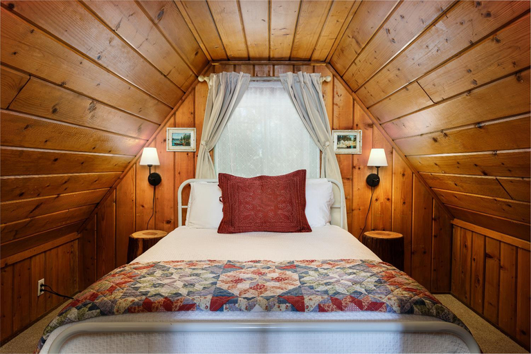 Bedroom 3, Arrowhead Pine Rose Cabins, San Bernardino