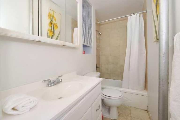 Room 5, Midtown West Furnished Apartment 3Br, New York