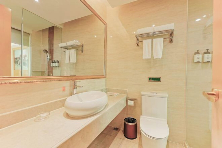Bathroom, Vienna Hotel (Nanning People's Park Minzhu Rd), Nanning
